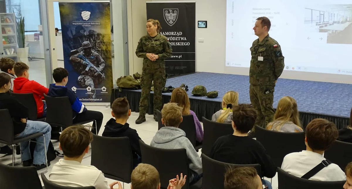 Spotkanie uczniów SP 24 z żołnierzami WCR w Kaliszu w Książnicy Pedagogicznej
