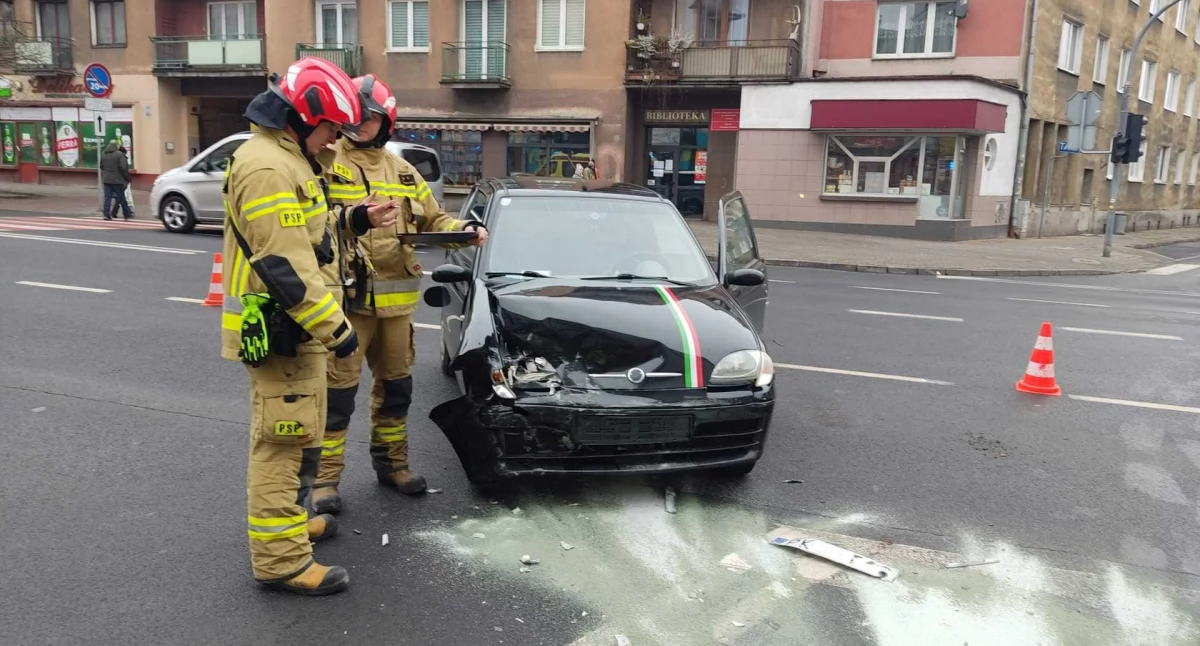 Zderzenie na skrzyżowaniu. Dwie osoby w szpitalu