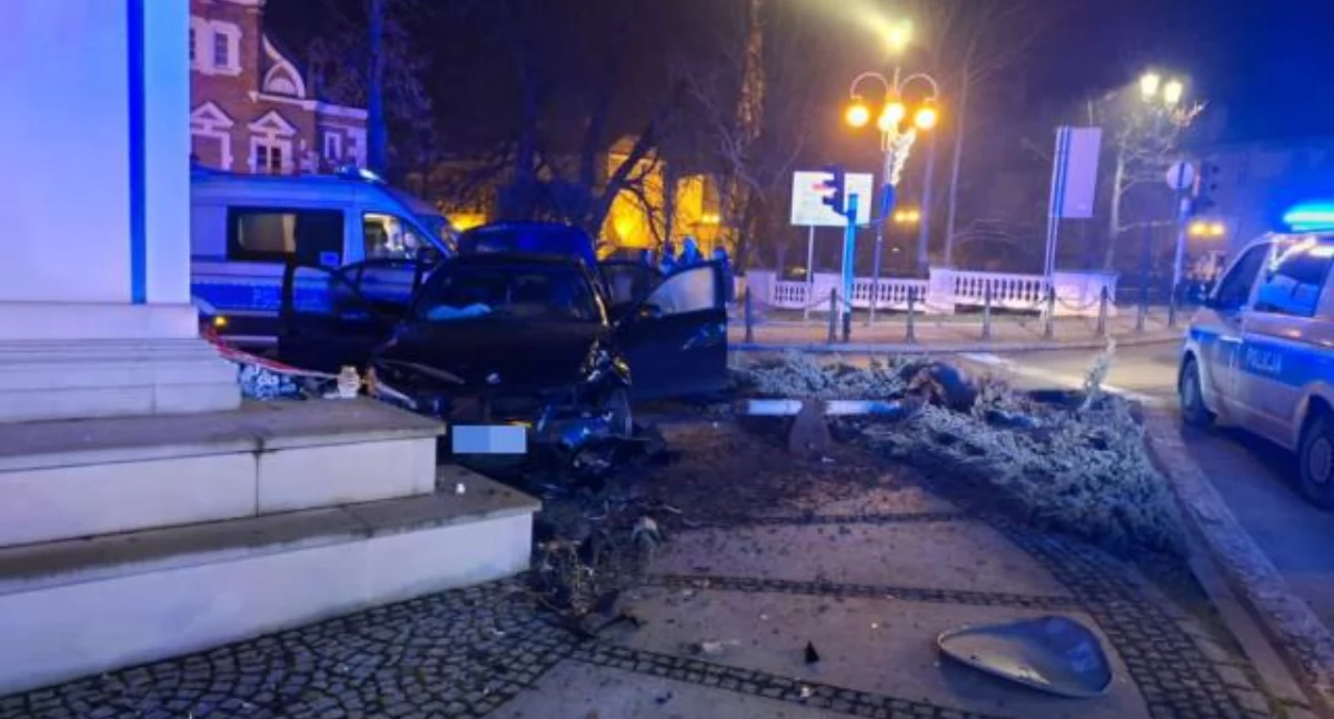 23-latek roztrzaskał się BMW na pomniku Józefa Piłsudskiego
