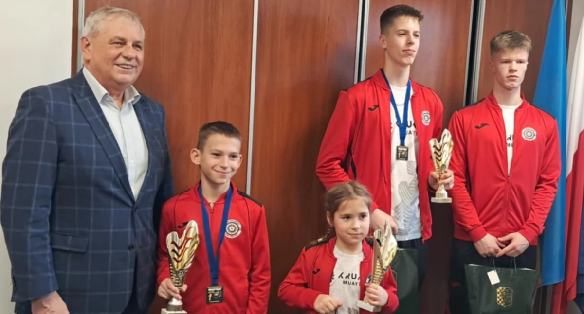 Młodzi zawodnicy Muaythai z wizytą u wójta gminy 
