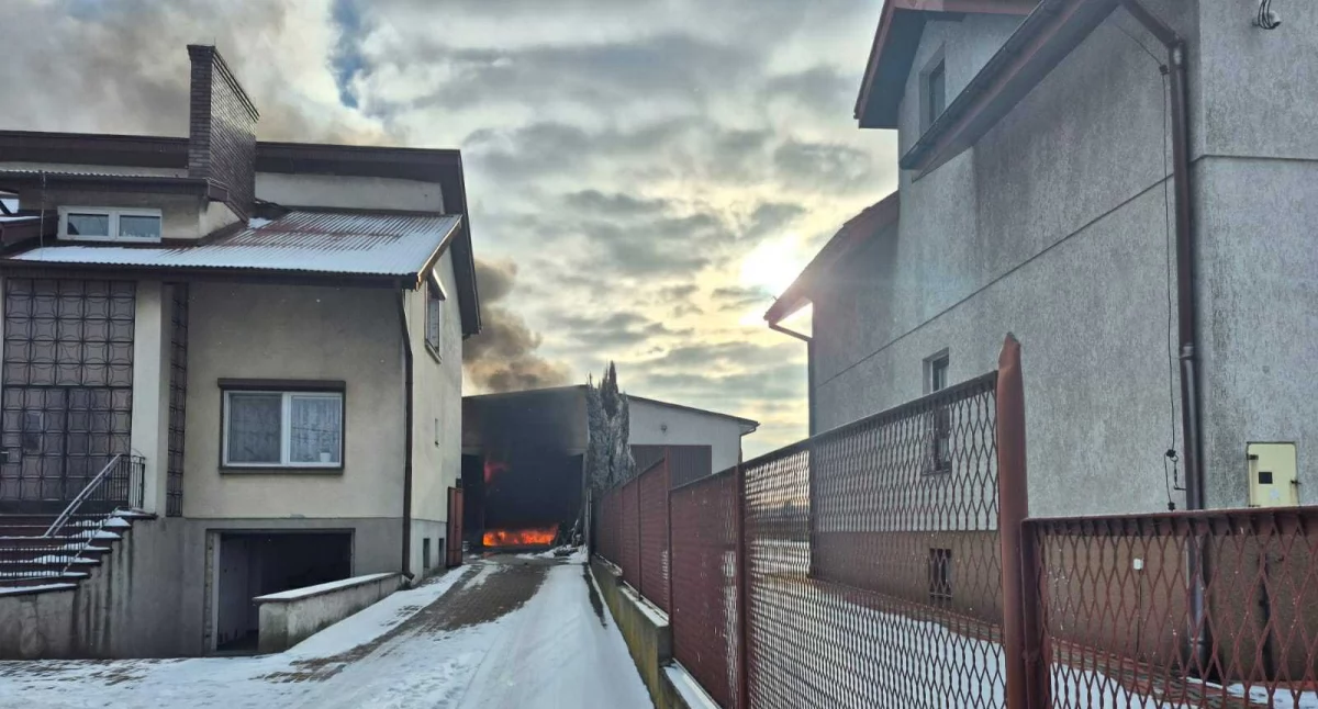 Pożar garażu w Opatówku. W środku butle z gazem