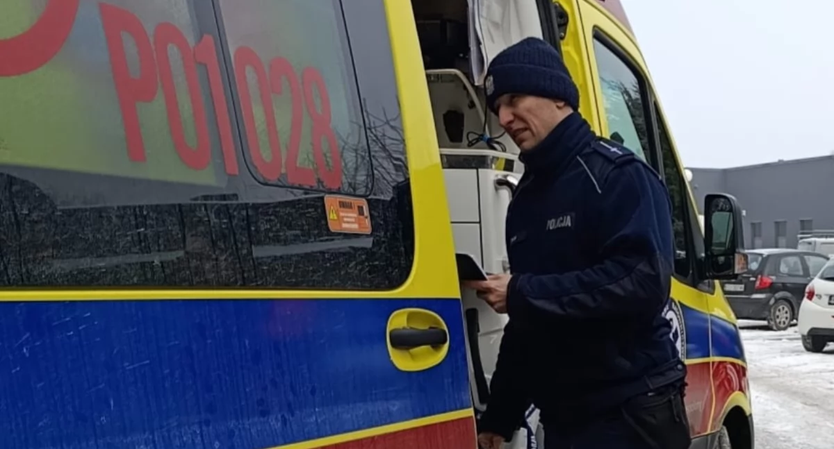 Był skrajnie wychłodzony. Policjanci w ostatniej chwili uratowali mężczyznę