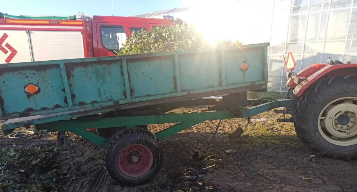 Przyczepa rolnicza przygniotła mężczyznę. Ratownicy walczyli o jego życie