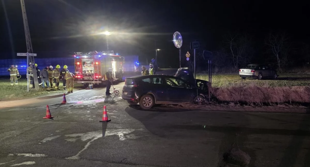 Zderzenie na skrzyżowaniu w Borowie. Dwie osoby poszkodowane