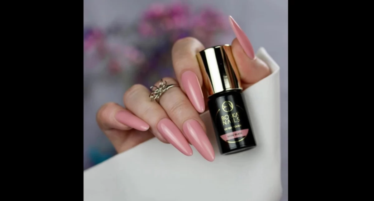 Glass manicure – jak wykonać efekt szkła i dlaczego to jeden z najmocniejszych trendów 2026 roku