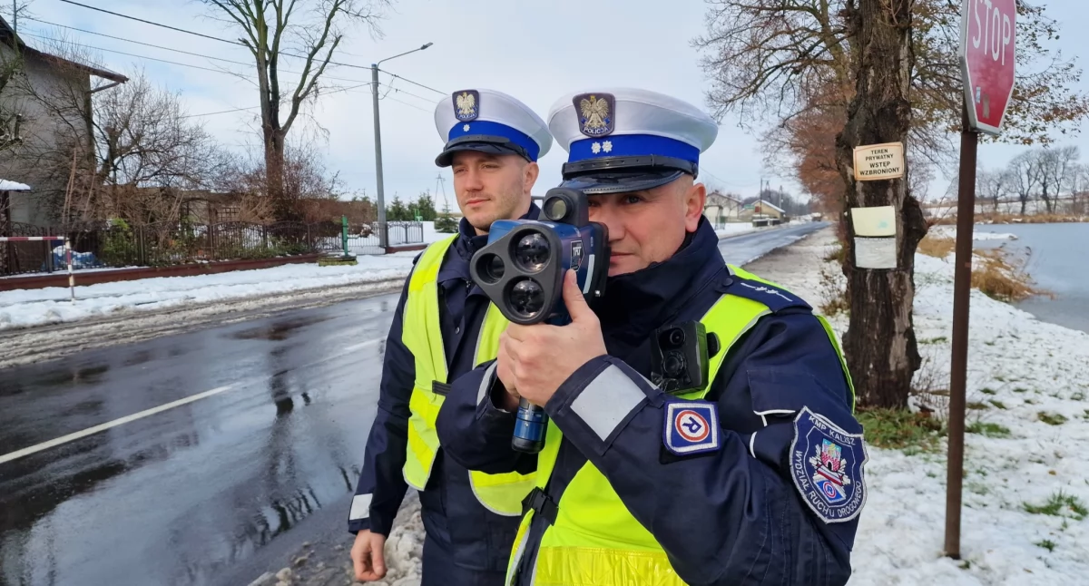 Brawurowa jazda w zimowych warunkach. 21-letni kierowca stracił prawo jazdy