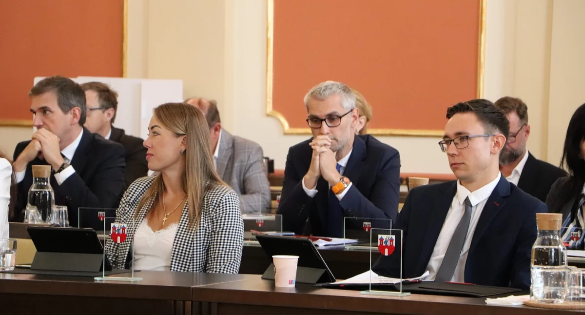 Postępowanie w sprawie mandatu radnego w Kaliszu. Nadzwyczajna komisja po piśmie Wojewody