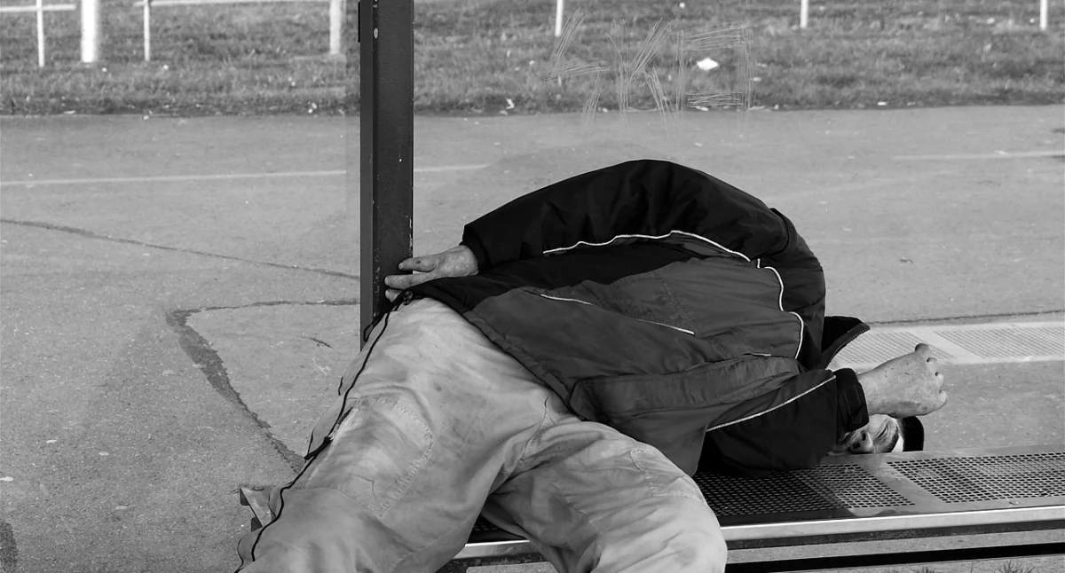 Wracał pijany z włamania – zasnął z łupem na chodniku