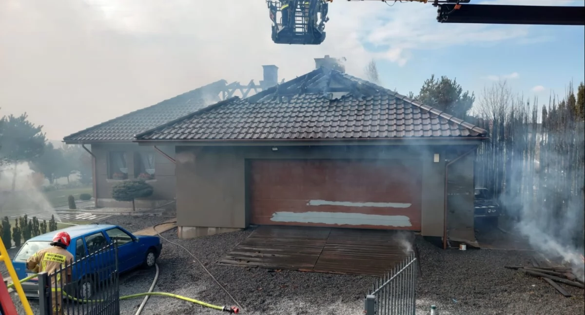 Pożar budynku jednorodzinnego, samochodów osobowych oraz tui
