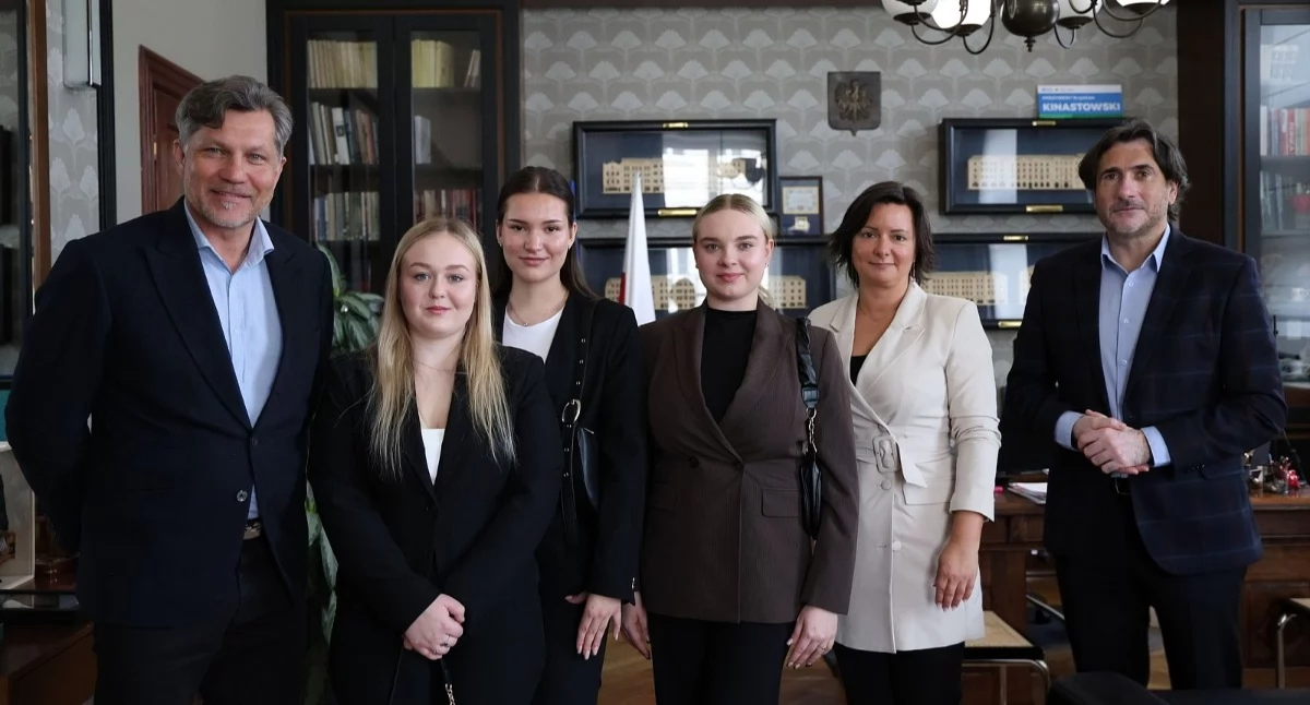 Autorki książki o kaliskim bohaterze z wizytą w kaliskim ratuszu