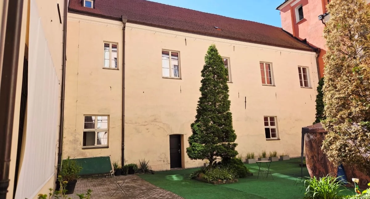 Nawierzchnia wirydarza zostanie przebudowana