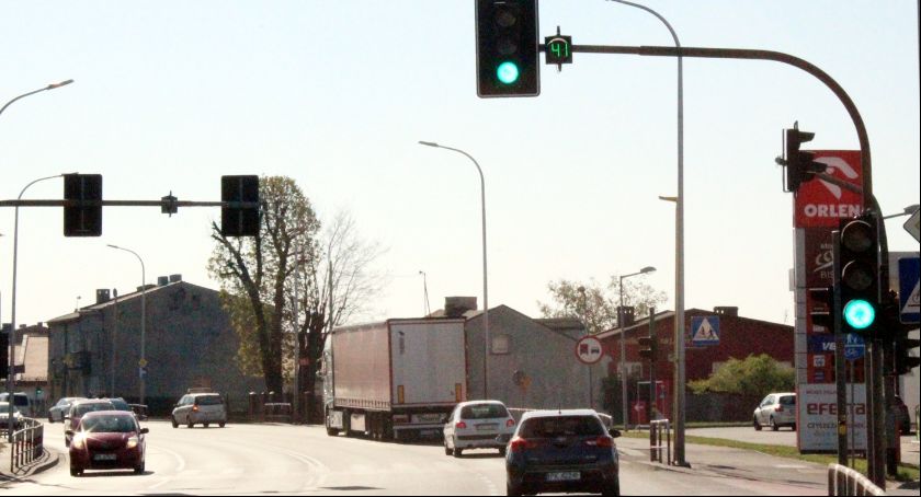 Sekundniki i zielone strzałki na kolejnych skrzyżowaniach