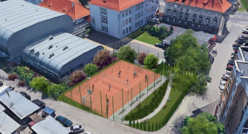 Nowe boisko wśród zieleni 