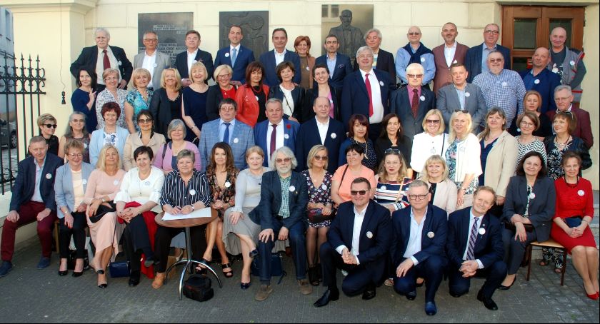 Zamieszanie pod pomnikiem Asnyka czyli to już 40 lat od matury