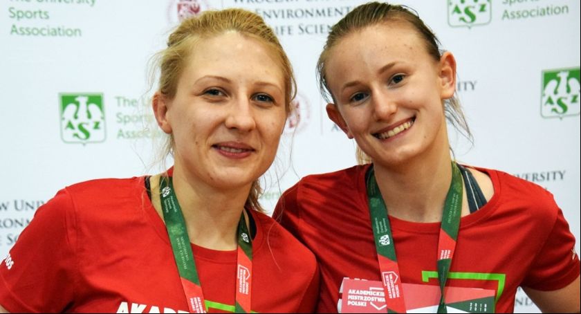 Siostry Kamińskie z akademickimi medalami