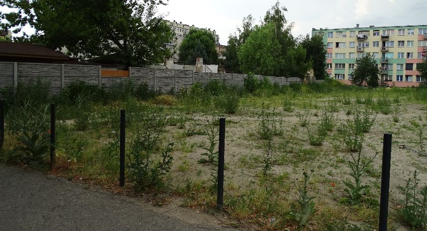 Przy ul. Staszica w Kaliszu kiedyś dziki parking a dzisiaj....zapuszczony plac    