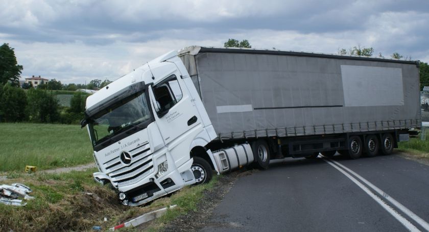 Wjechał do rowu by uchronić przed śmiercią pirata drogowego