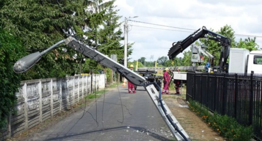 Na ulicy Pionierskiej w Kaliszu przewrócony słup elektryczny sparaliżował ruch 