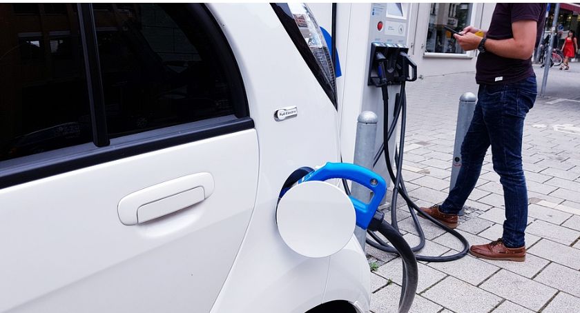 Chcą publicznych stacji ładowania elektrycznych aut