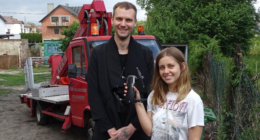 Przy ulicy Częstochowskiej na drzewie wylądował dron 