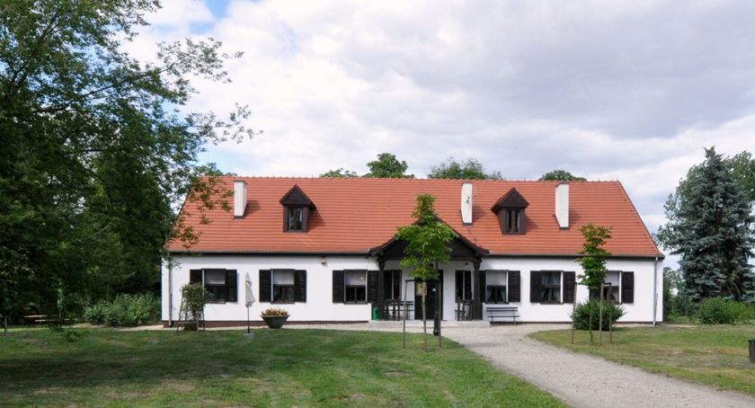  Plener malarski na terenie dworku  Marii Dąbrowskiej