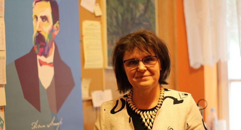 Kobieta pracująca głównym czytelnikiem kaliskich bibliotek. 