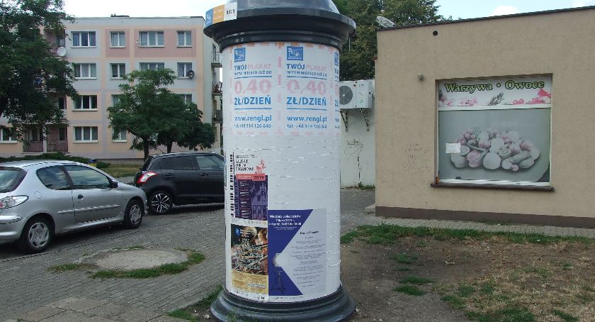 W Kaliszu stanęły słupy ogłoszeniowe z plastiku zamiast betonowych