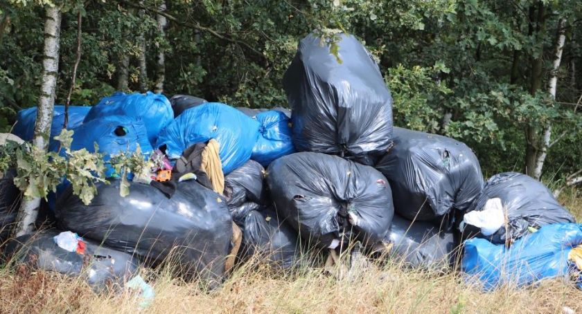 20 worów śmieci za cmentarzem w Brudzewie