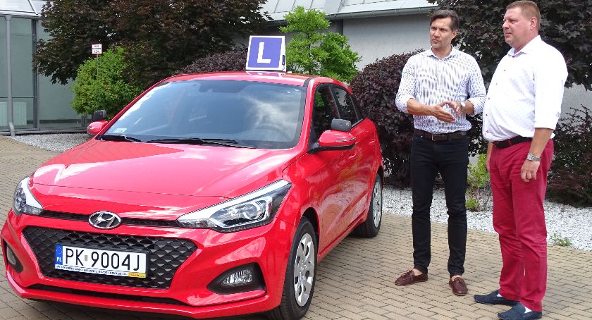Kaliska ,,Samochodówka” ma nowy samochód do nauki jazdy 