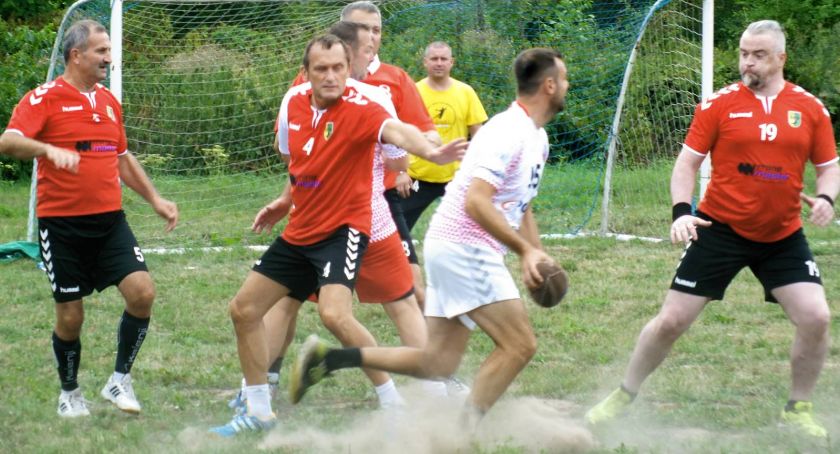 Szczypiorniści grali „szmacianką” jak w 1917 roku. W meczu piłki ręcznej legionowej Złotoryja pokonała Kalisz - dużo zdjęć