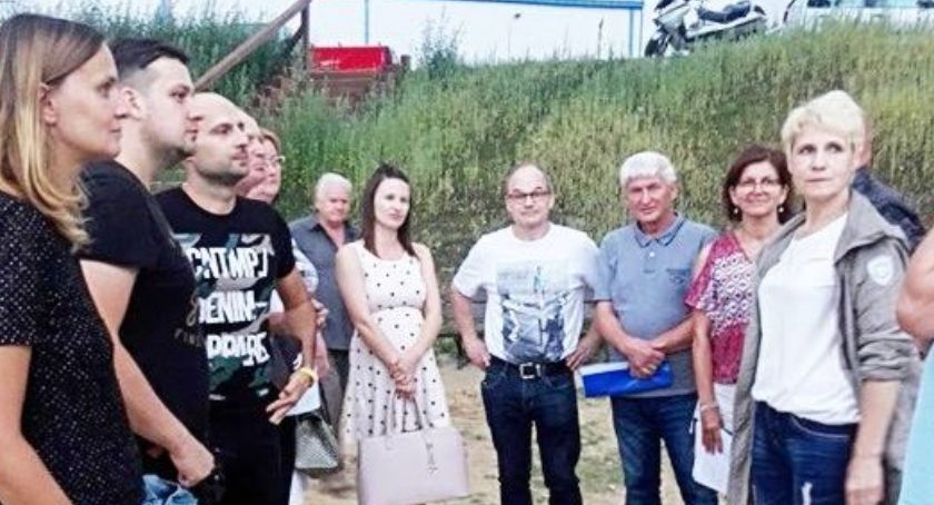 Protest przeciwko budowie  wielkiego masztu antenowego