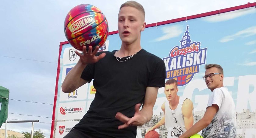 Kaliski Streetball. Wieczorne emocje w konkursie dunkerów. Dzisiaj rozgrywki młodzieżowe - ZDJĘCIA