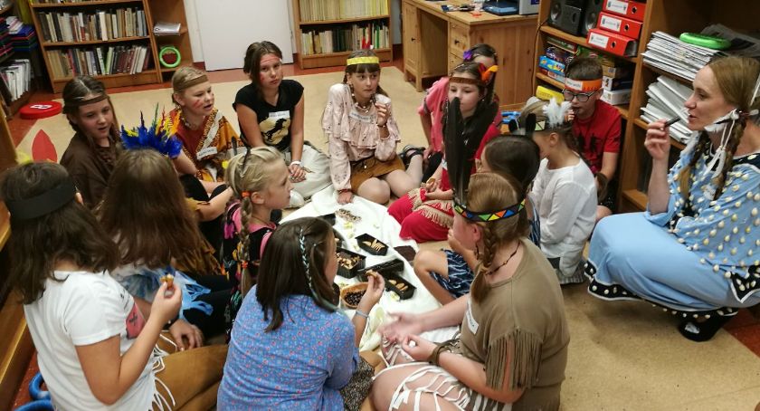 Indianie opanowali bibliotekę w Opatówku