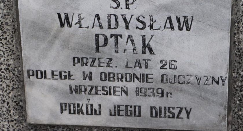  Zapomniany grobowiec żołnierza ofiary nalotu pod Morawinem