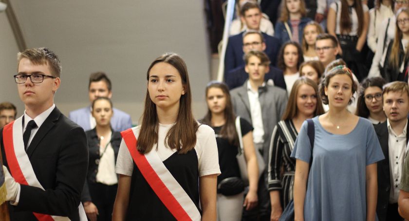 W tej szkole prawie tysiąc uczniów rozpoczyna naukę