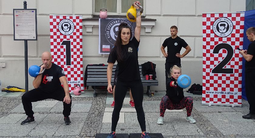 Sportowe prezentacje przed kaliskim ratuszem - ZDJĘCIA