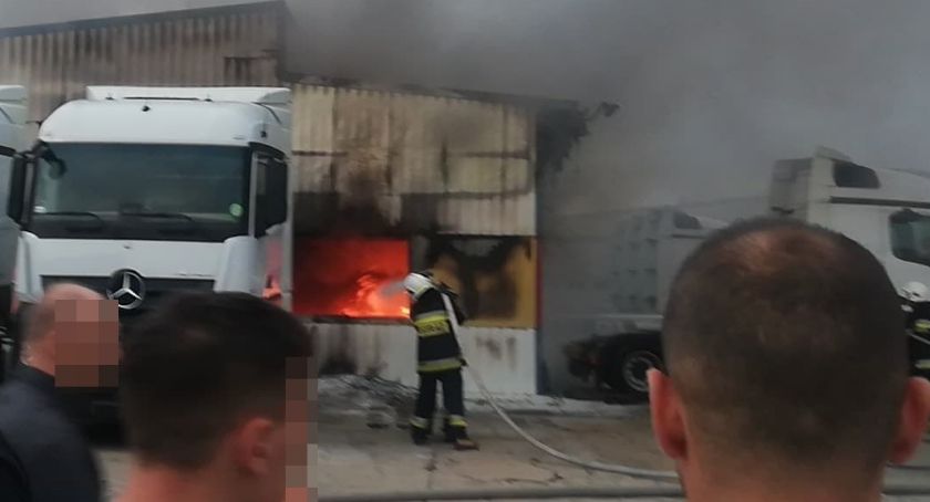 Pożar hali w salonie Marcedesa -  zostało zniszczonych kilka samochodów - ZDJĘCIA