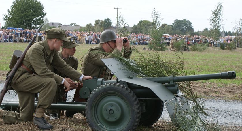 Tysiące osób na rekonstrukcji historycznej w Morawinie