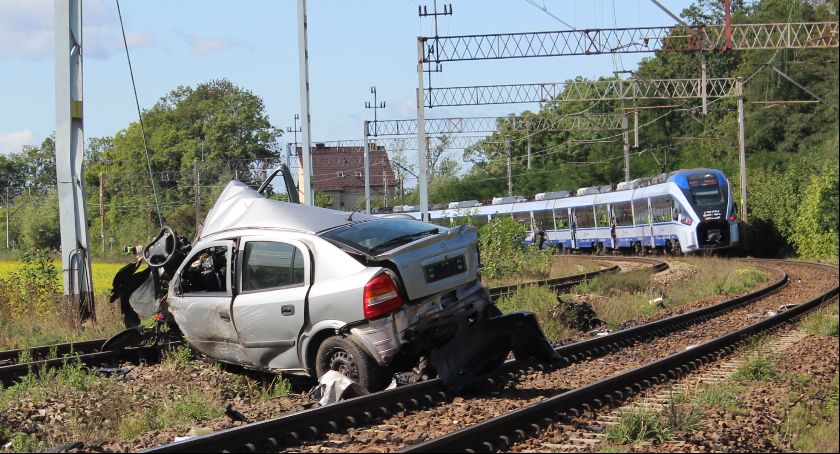 Pociag  staranował osobówkę na przejeździe kolejowym w Ociążu