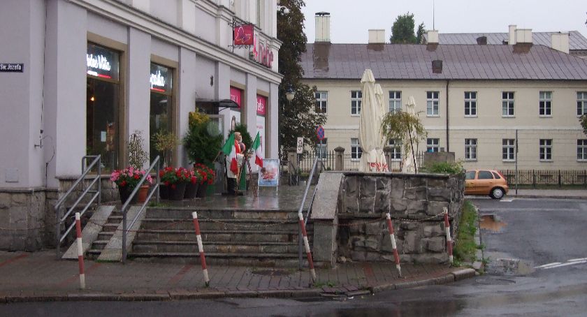 Zlikwidować „podium” przy pl. Jana Pawła II!