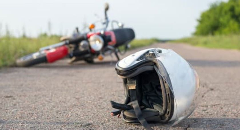 Motocyklista wjechał w samochód na Warszawskiej
