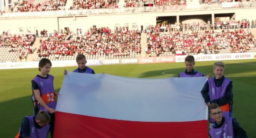 Gigantyczne tłumy przed Stadionem Miejskim – 8000 kibiców obejrzy mecz naszej reprezentacji