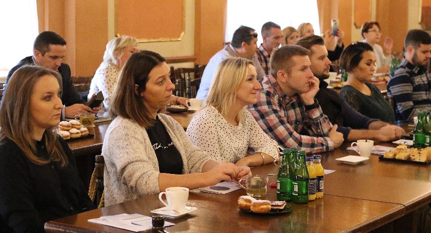 ,,Prosto i Kropka” - kurs na łatwiejszą i przyjazną komunikację urzędów z mieszkańcami    