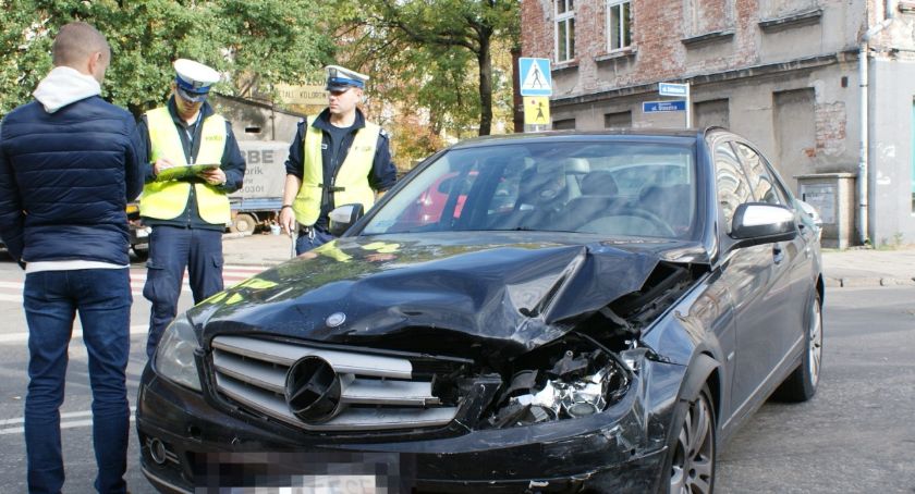      „Dzwon” trzech osobówek na ulicy Dobrzeckiej