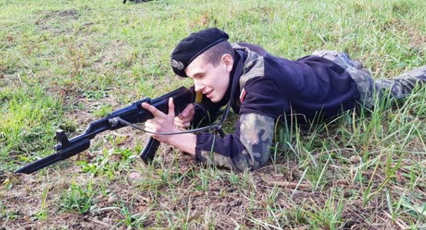 Uczniowie z kaliskiego Sobieskiego na poligonie w Biedrusku