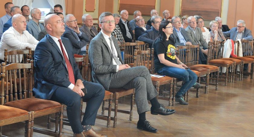 Śmieciowe konsultacje w  Ratuszu. Uczestnicy odrzucają proponowaną  przez miasto metodę opłat ,,od zużycia wody” 