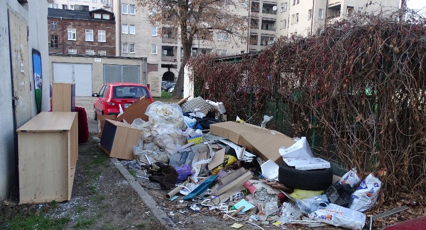 Śmieci wielkogabarytowe zanieczyszczają cały Kalisz 
