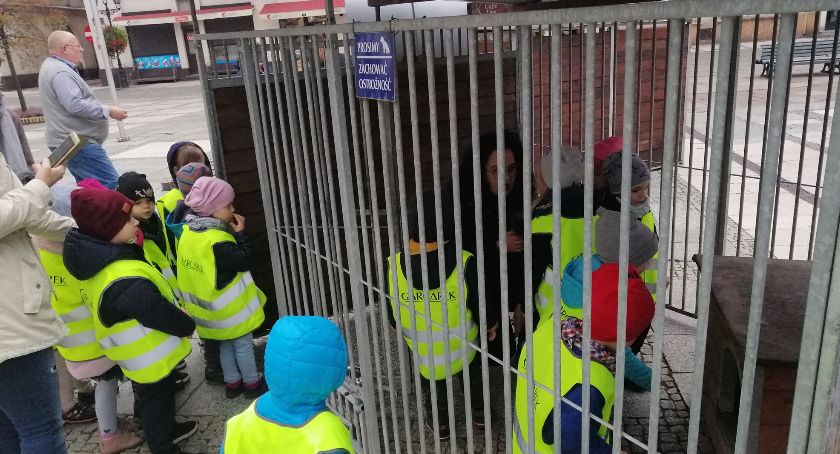 Zakratowane cele  pod ratuszem