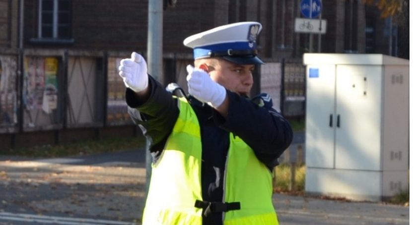 Policjant kieruje ruchem - jak się zachować - VIDEO