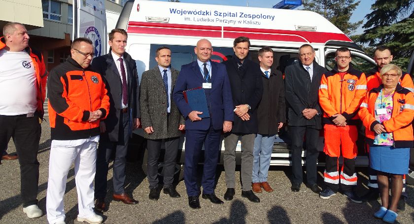 Szpital w Kaliszu otrzymał nową karetkę transportową  